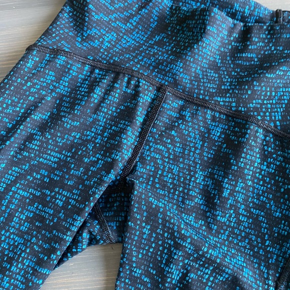 Lululemon Train Times Crop (17") Size 2 - Picture 8 of 14